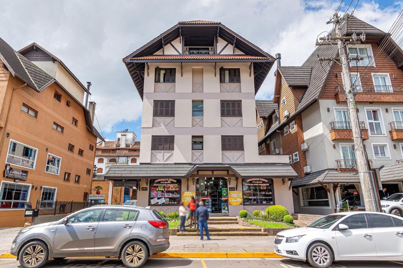 Amplo Apartamento Ao Lado Da Rua Coberta Gramado Exterior foto