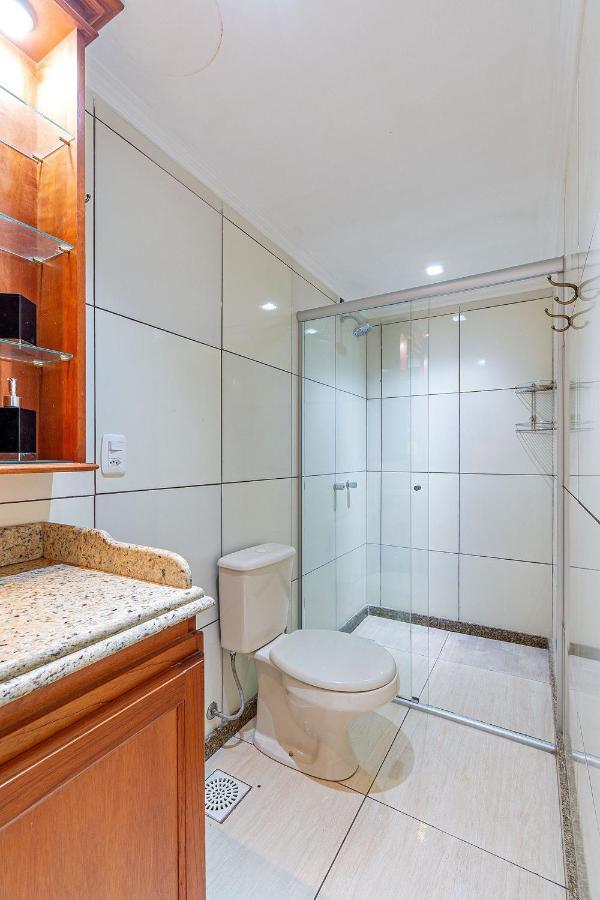 Amplo Apartamento Ao Lado Da Rua Coberta Gramado Exterior foto